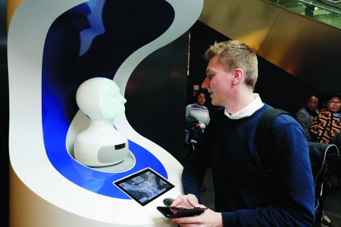 В аэропорту Франкфурта консультирует общительный робот